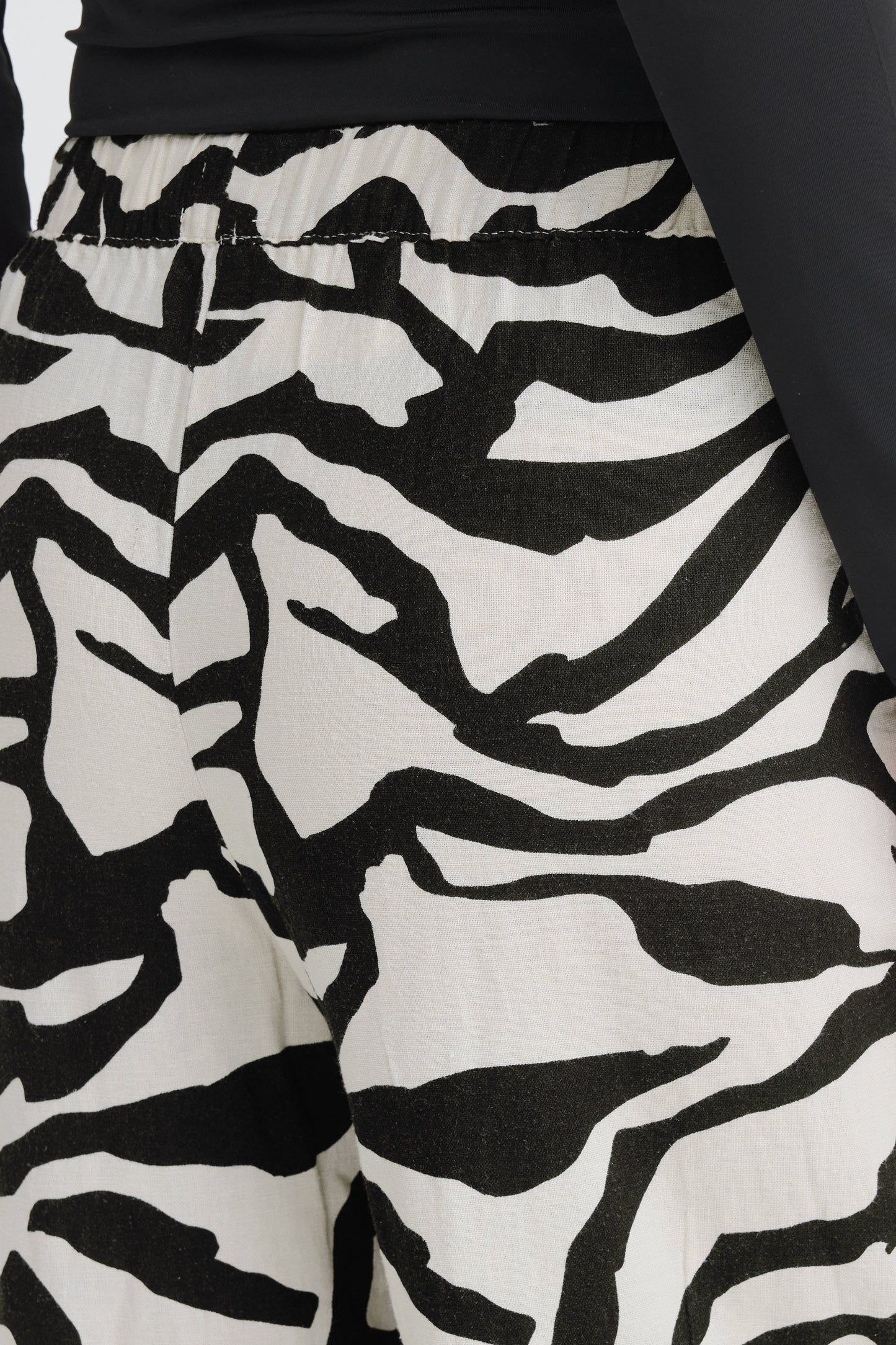Ihlinno Trousers - Graphic Animal Print