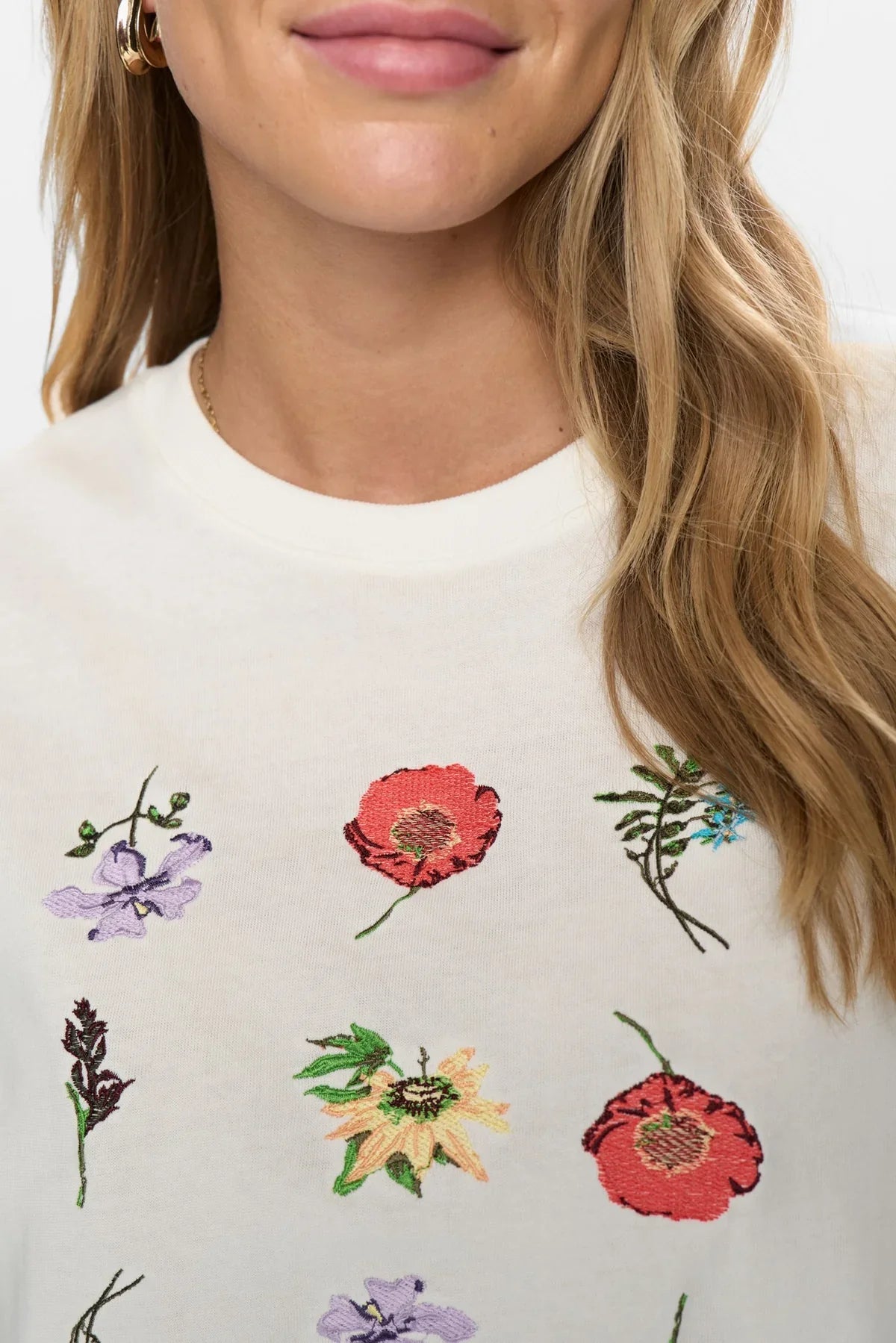 Nubelisa Boxy Tee - Cloud Dancer Floral Embroidery