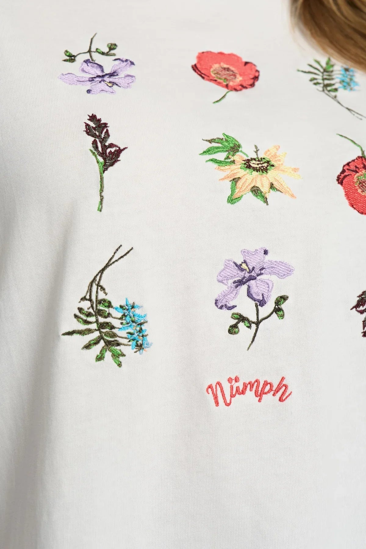 Nubelisa Boxy Tee - Cloud Dancer Floral Embroidery