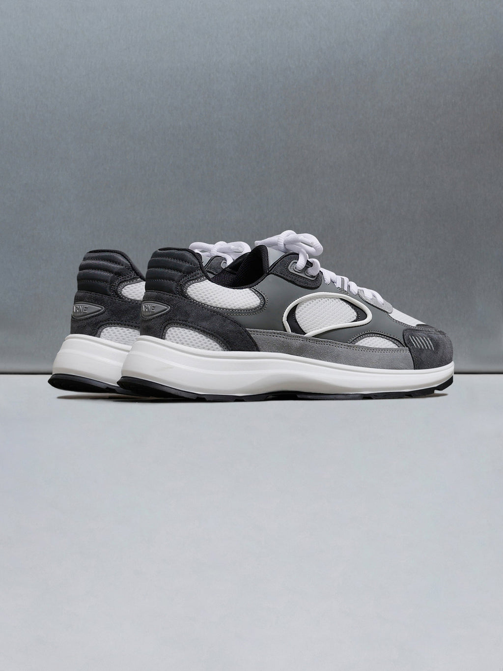 Circuit Trainer in White Grey