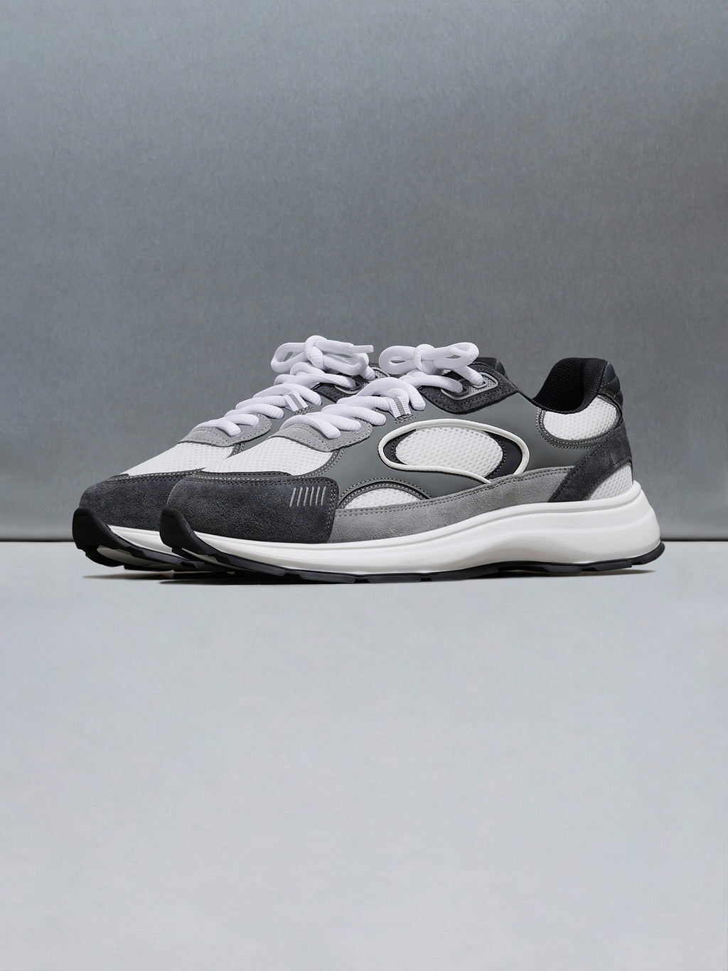 Circuit Trainer in White Grey