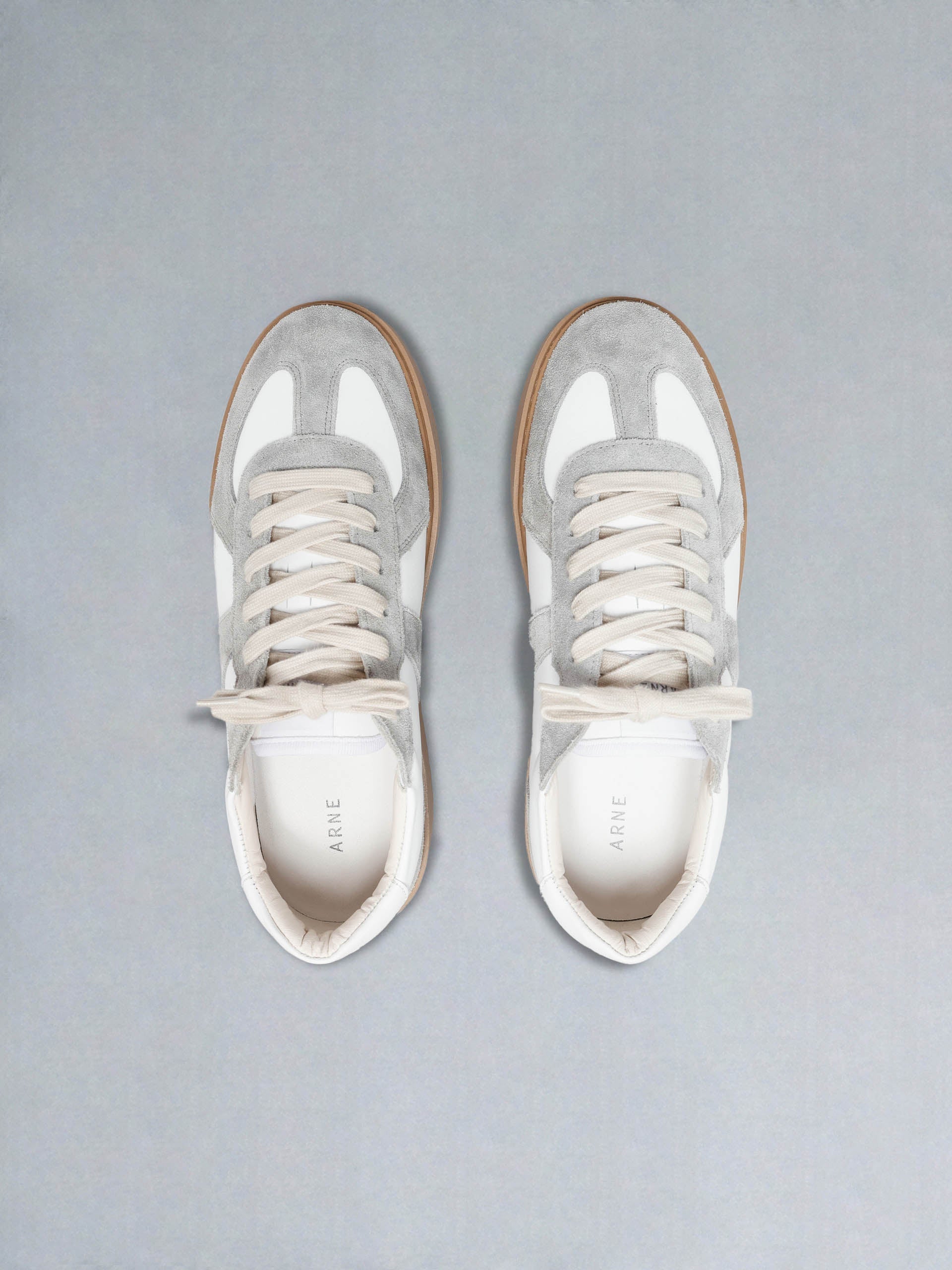 Classic Court Trainer in White Grey