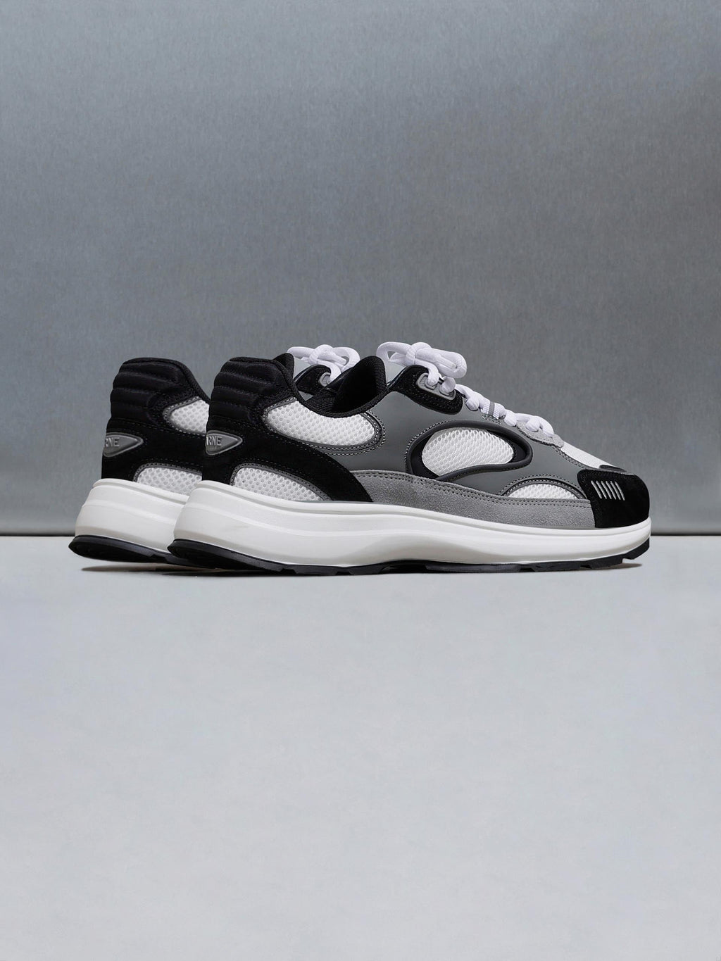 Circuit Trainer in White Black