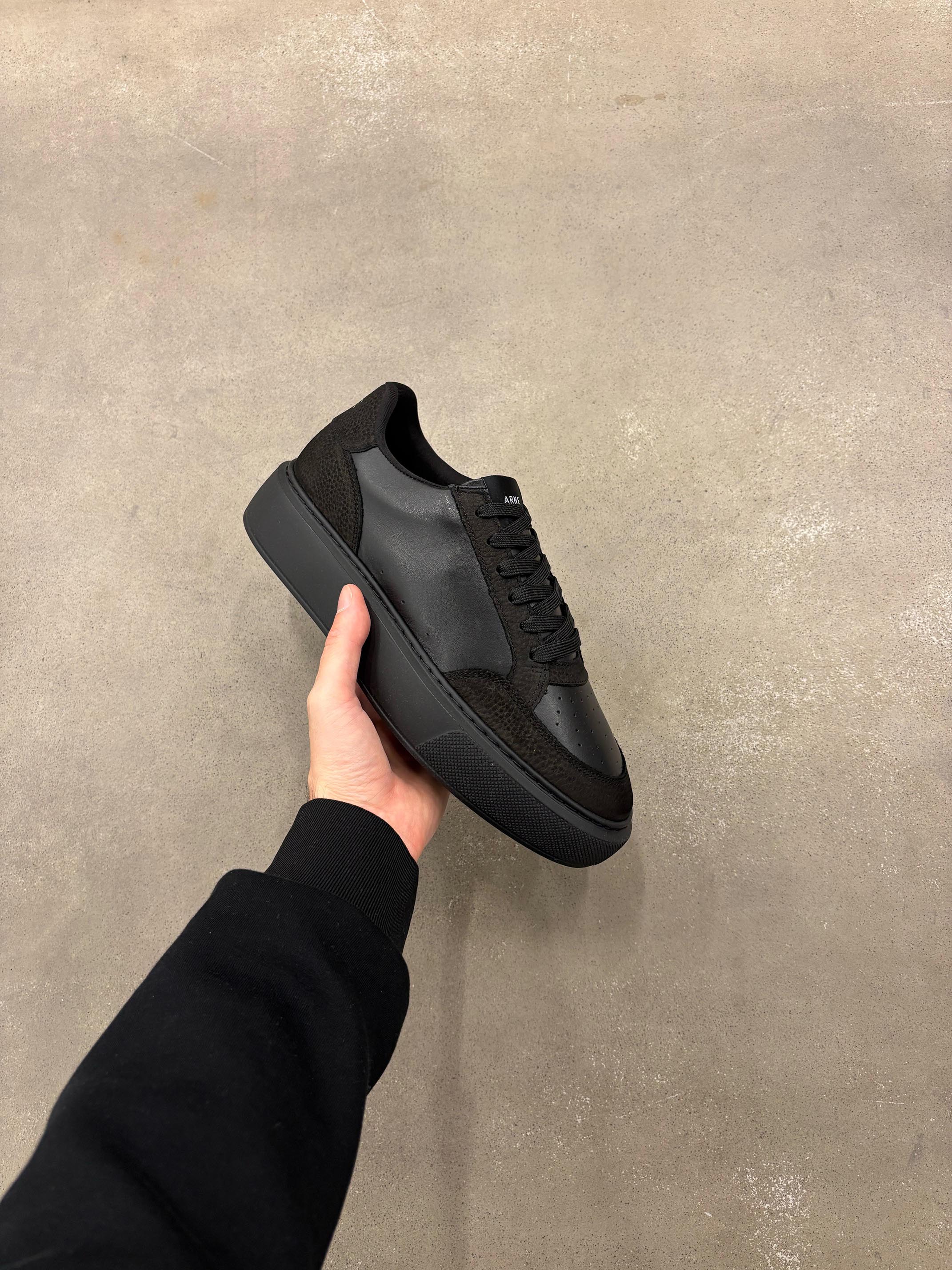 Court Trainer 2.0 in Triple Black